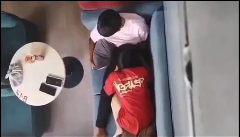 Quay lén người yêu liếm bú cho bạn gái nơi công cộng