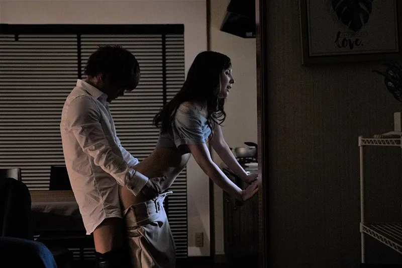 Tiền bối đi làm ăn, cậu nhân viên đến nhà địt bà xã ông ấy